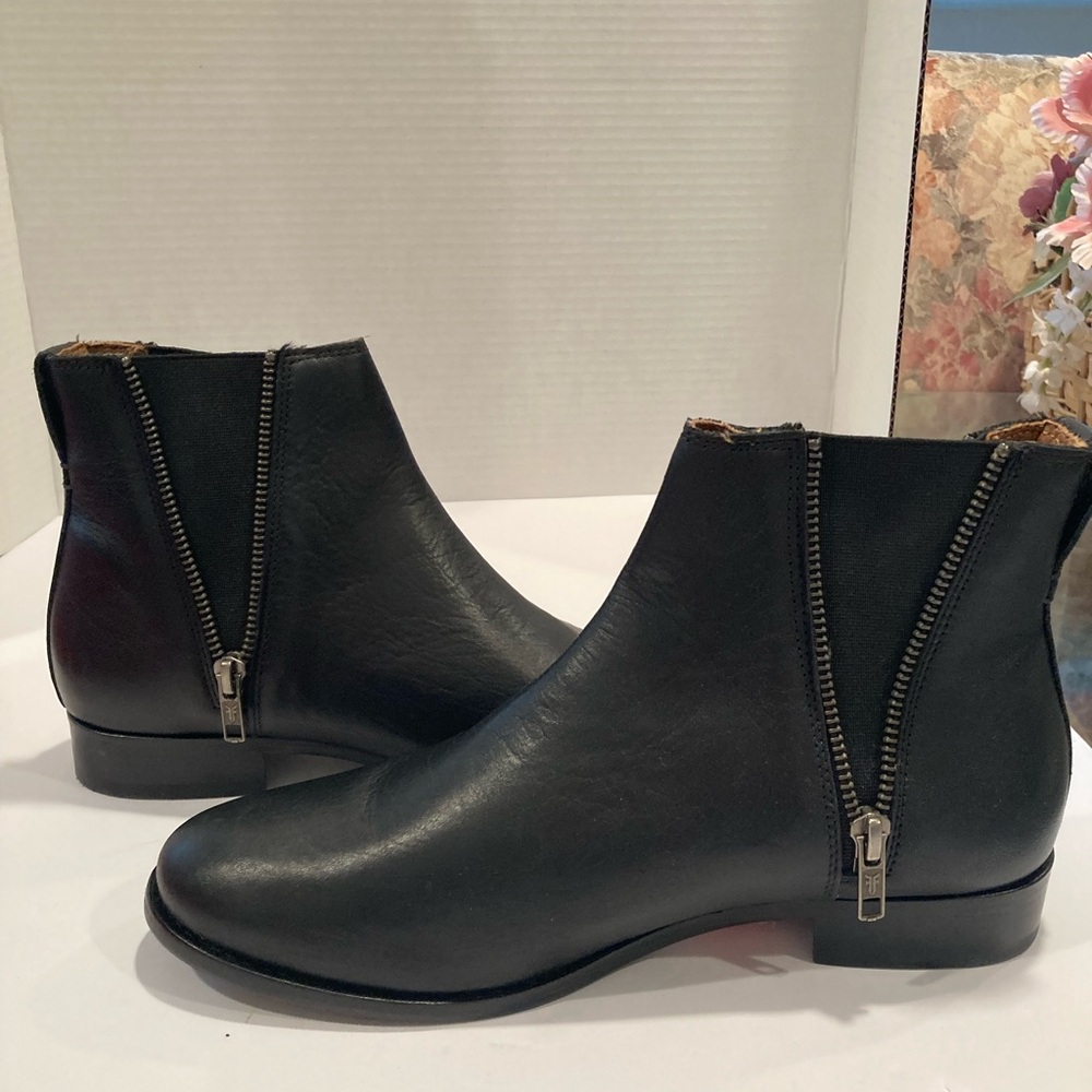 Frye Carly leather zip Chelsea boots. New without box.